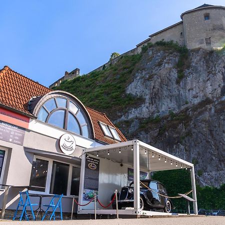 Lovely 4-Bedroom Flat In Historical Center With Stunning View Тренчин Екстер'єр фото