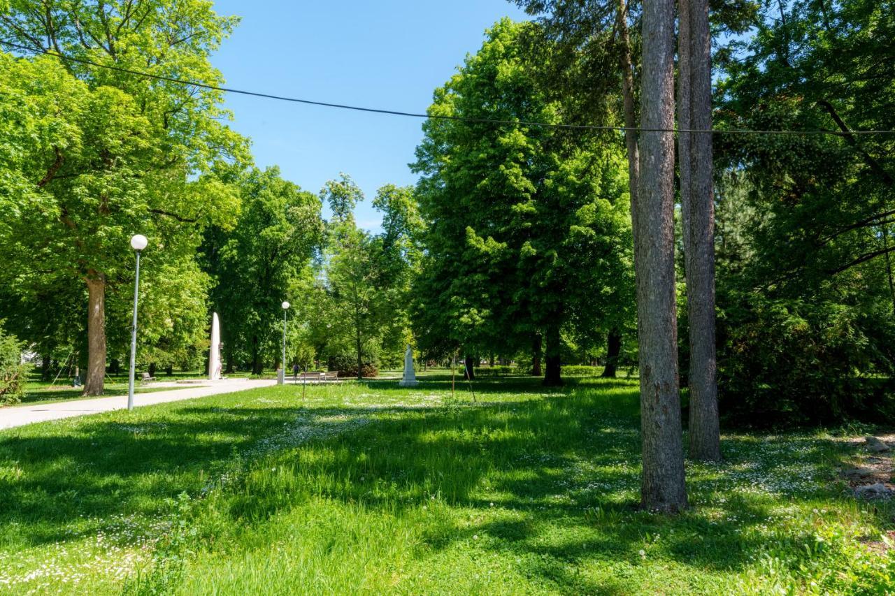 Lovely 4-Bedroom Flat In Historical Center With Stunning View Тренчин Екстер'єр фото