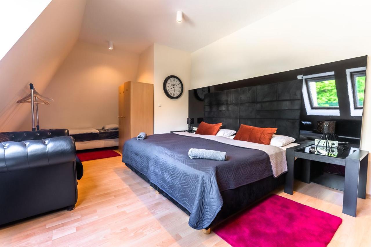 Lovely 4-Bedroom Flat In Historical Center With Stunning View Тренчин Екстер'єр фото