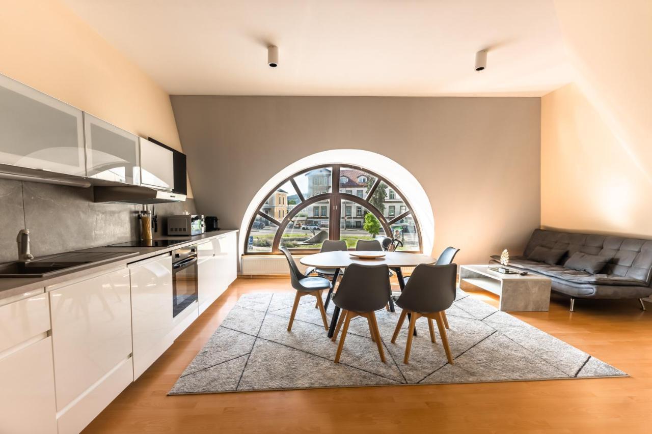 Lovely 4-Bedroom Flat In Historical Center With Stunning View Тренчин Екстер'єр фото