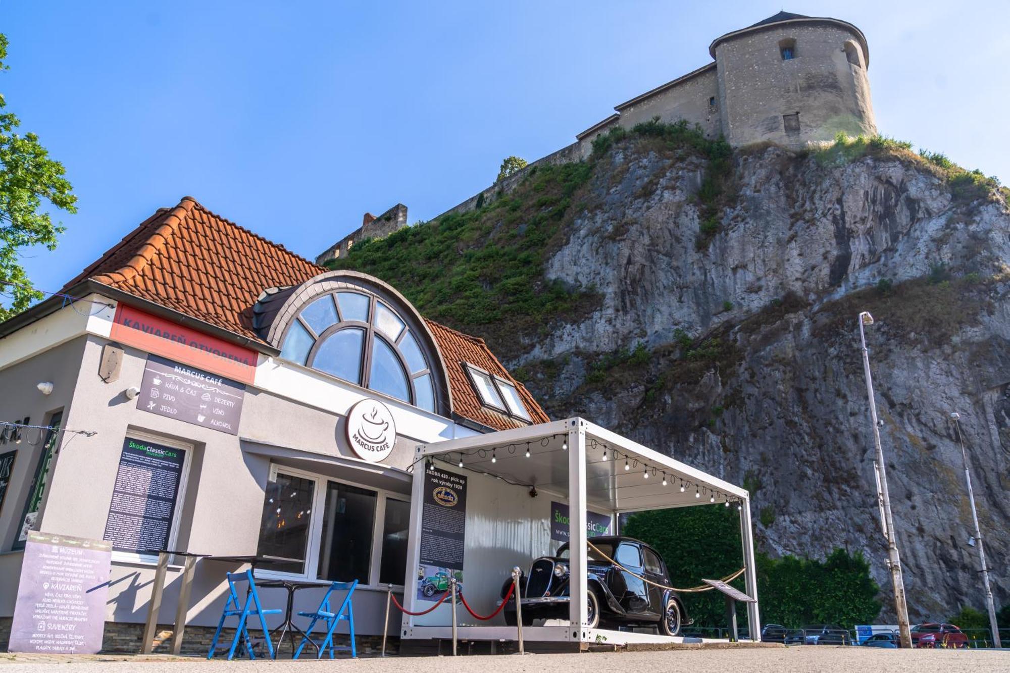 Lovely 4-Bedroom Flat In Historical Center With Stunning View Тренчин Екстер'єр фото